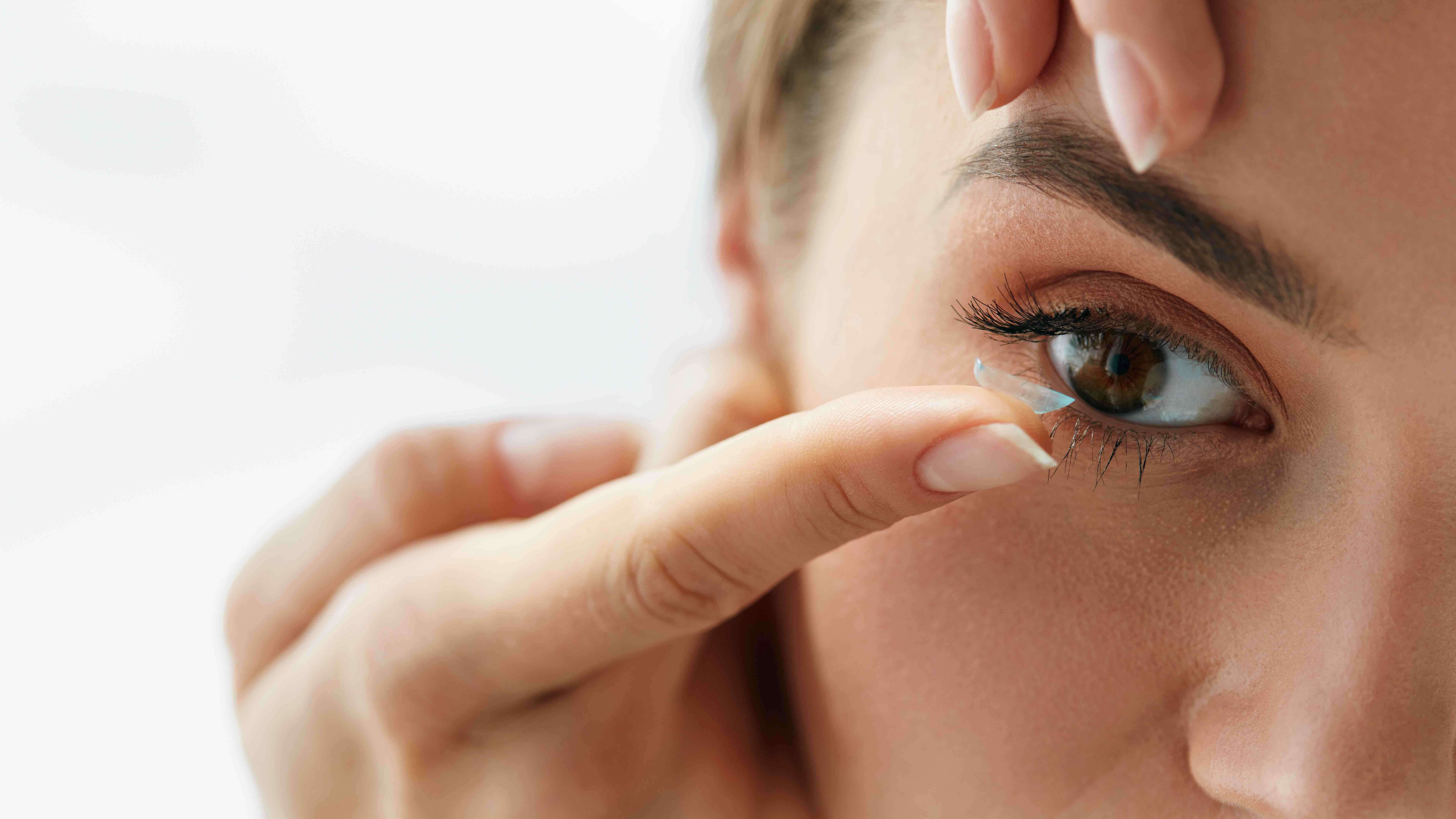 10-daily-struggles-of-wearing-contacts